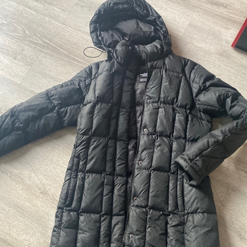 In perfect condition pre owned winter coat Women size small Side pocket